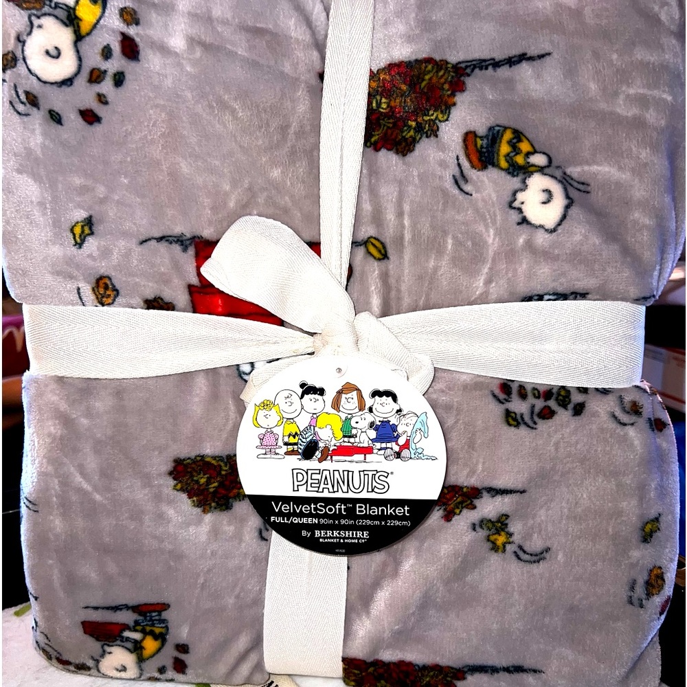 Peanuts Snoopy Berkshire Throw Blanket Fall theme Leaves Charlie Brown